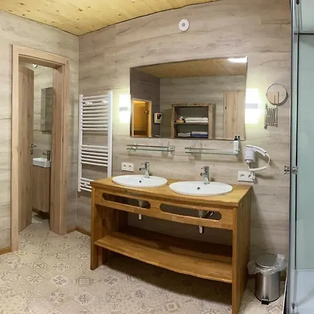 Chalet Salzburg, Dienten