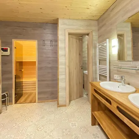 Chalet Salzburg, Dienten Daire *